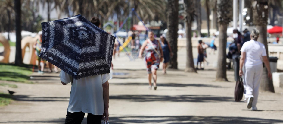 Varias personas en la playa de La Malagueta por las altas temperaturas de estos días