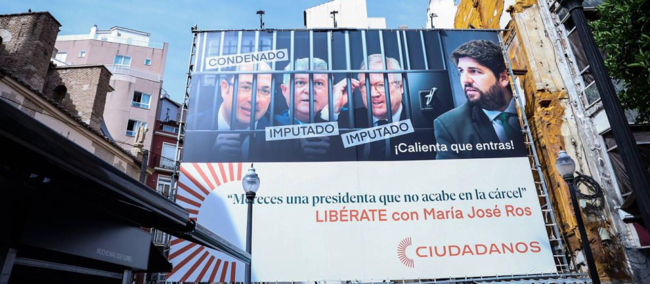 El cartel electoral de Ciudadanos luce en el centro de Murcia, en la plaza de las Flores