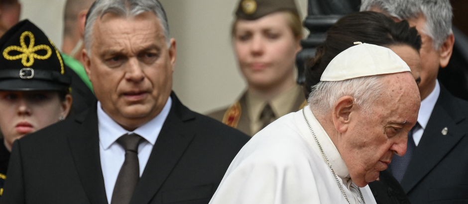 El Papa Francisco pasa junto a Viktor Orban