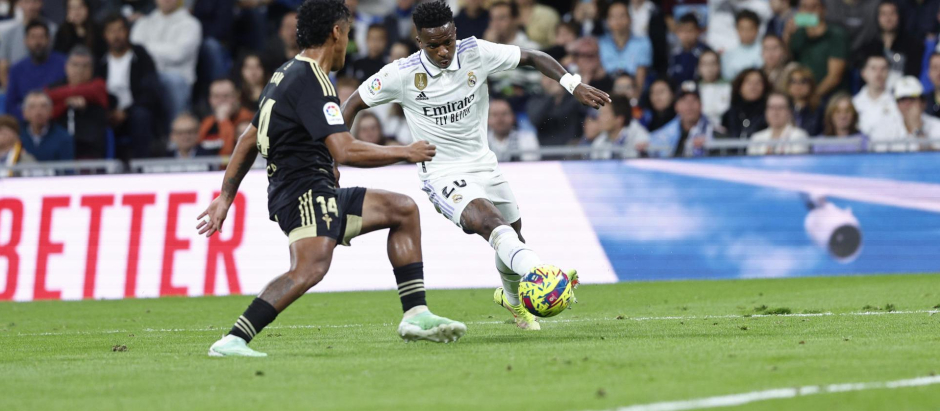 Vinicius, en el último partido del Real Madrid en el Bernabéu ante un césped en mal estado