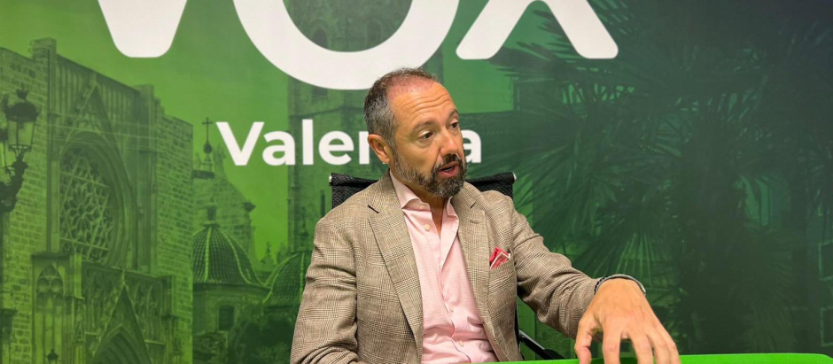 El candidato de Vox a la alcaldía de Valencia, Juanma Badenas, en un momento de la entrevista.