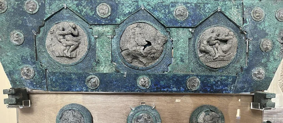 GRAF8937. ROMA, 29/04/2023.- Detalle del carro ceremonial encontrado en 2019 bajo la ceniza del yacimiento de Pompeya, con sus decoraciones en bronce en un óptimo estado de conservación, ha sido reconstruido según era hace dos milenios. EFE/Ministerio de Cultura italiano. -SOLO USO EDITORIAL/SOLO DISPONIBLE PARA ILUSTRAR LA NOTICIA QUE ACOMPAÑA (CRÉDITO OBLIGATORIO)-