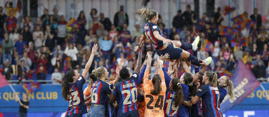 El manteo de las jugadoras del Barça a su compañera Alexia Putellas, de regreso a los terrenos de juego
