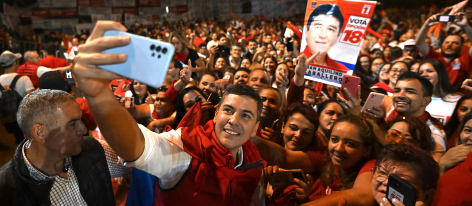 El candidato oficialista y ahora presidente electo de Paraguay Santiago Peña junto a sus seguidores