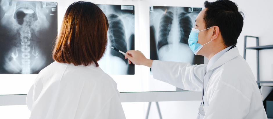 Dos médicos examinan una tomografía computarizada