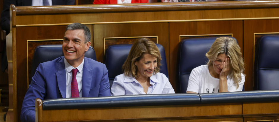 Pedro Sánchez (i), junto a la ministra de Transporte, Raquel Sánchez (c), y la vicepresidenta segunda y  ministra de Trabajo Yolanda Díaz (d)