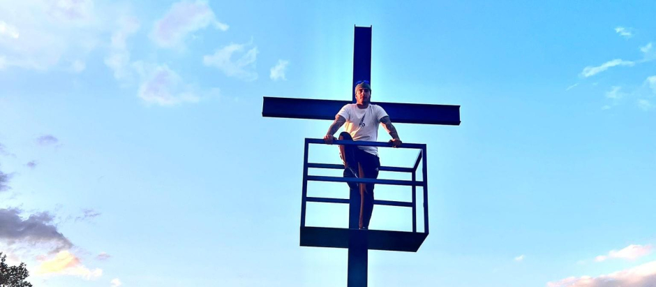 David Bravo, declarado en huelga de hambre, sobre la cruz que él mismo ha construido