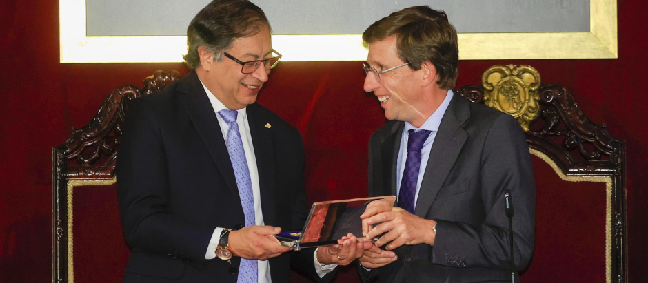 El presidente Gustavo Petro recibe las Llaves de Oro de la ciudad de Madrid de manos del Martínez Almeida