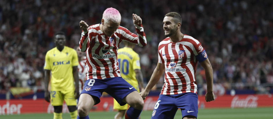 El delantero francés del Atlético de Madrid Antoine Griezmann (i) celebra su gol con su compañero, el centrocampista Koke Resurrección