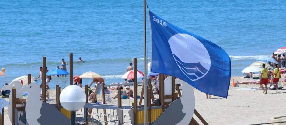Una bandera azul ondea en una playa española