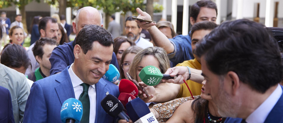 El presidente de la Junta de Andalucía, Juanma Moreno, atiende a los medios antes de entrar en el salón de plenos