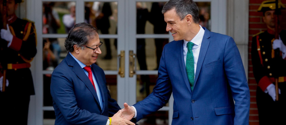 El presidente de Gobierno Pedro Sánchez recibe en el palacio de La Moncloa al Gustavo Petro