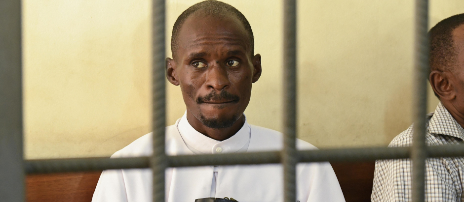 Wealthy and high-profile televangelist Ezekiel Odero, (L) head of the New Life Prayer Centre and Church, sits in the dock before the hearing of his case on suspected  murder, aiding suicide, abduction, radicalisation, crimes against humanity, child cruelty, fraud and money laundering, at the Shanzu law courts in Mombasa on May 4, 2023. - A prominent Kenyan pastor faces a court hearing on May 4, 2023 in connection with the horrific discovery last month of dozens of bodies in mass graves. 
Ezekiel Odero, a wealthy televangelist who boasts a huge following, is being investigated on a raft of charges including murder, aiding suicide, abduction, radicalisation, crimes against humanity, child cruelty, fraud and money laundering.
Prosecutors accuse Odero of links to cult leader Paul Nthenge Mackenzie, who is in custody facing terrorism charges over the deaths of more than 100 people, many of them children. (Photo by SIMON MAINA / AFP)