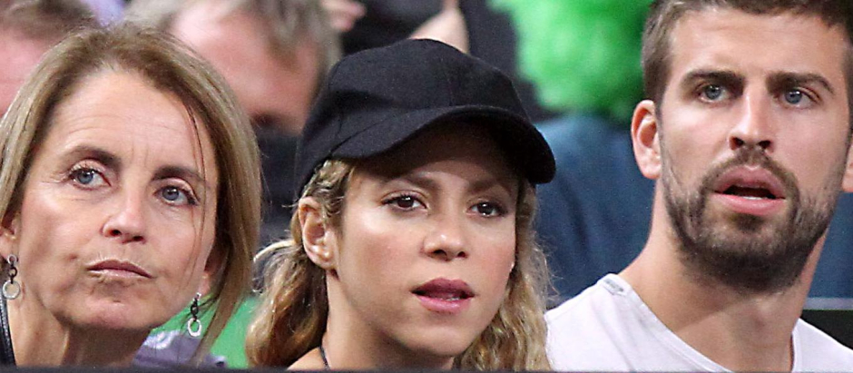 Shakira en compañía de su suegra, Montserrat Bernabeu, y Gerard Piqué