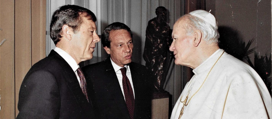 Los hermanos Navarro-Valls, Joaquín y Rafael, con el Papa Juan Pablo II