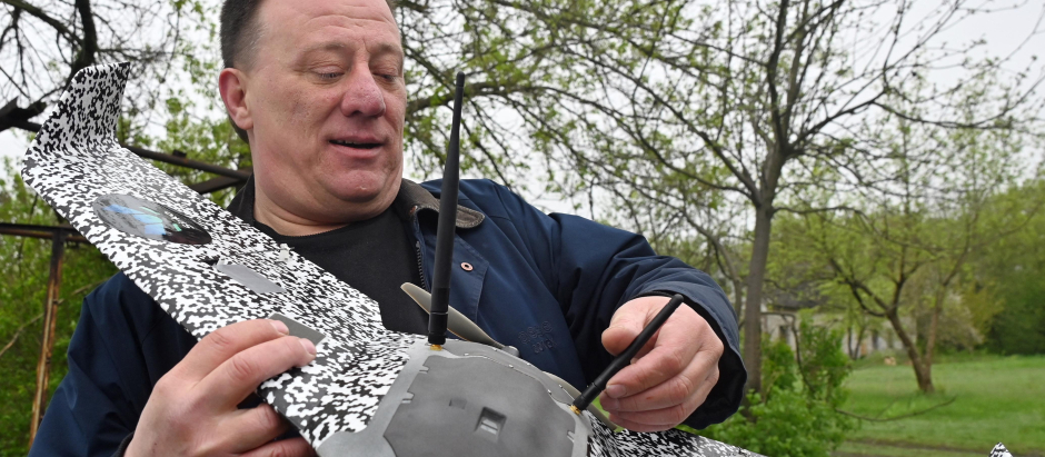 Un funcionario ucraniano de Járkov de muestra el nuevo dron de reconocimiento Sirko