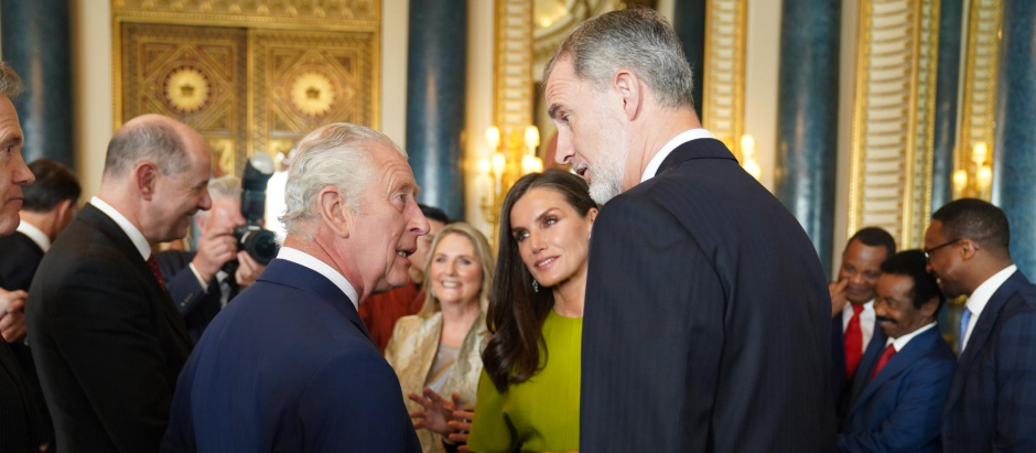 Carlos III (izquierda) habla con los Reyes de España, durante la recepción en el Palacio de Buckingham