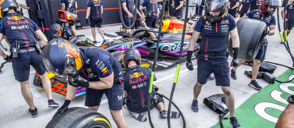 Los mecánicos de Red Bull trabajando en Miami