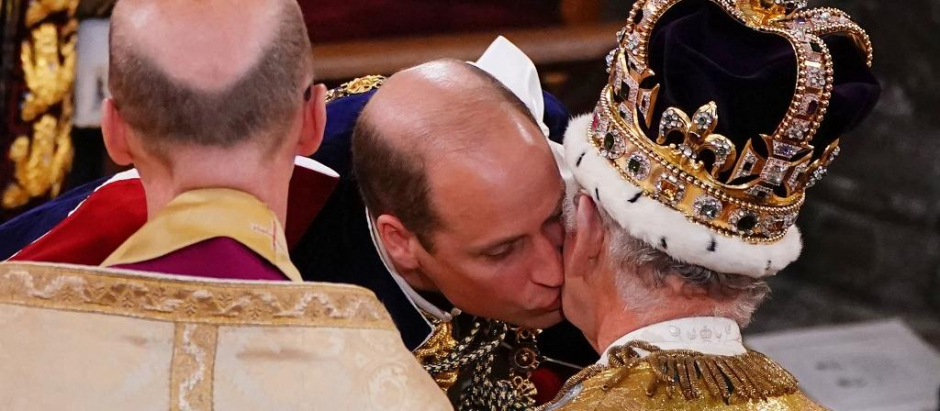 El Príncipe Guillermo besa a su padre