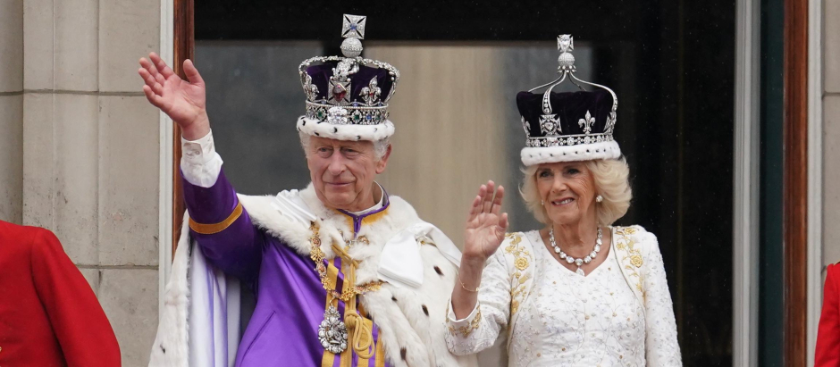 Los Reyes Carlos III y Camila salen a saludar al balcón del Palacio de Buckingham