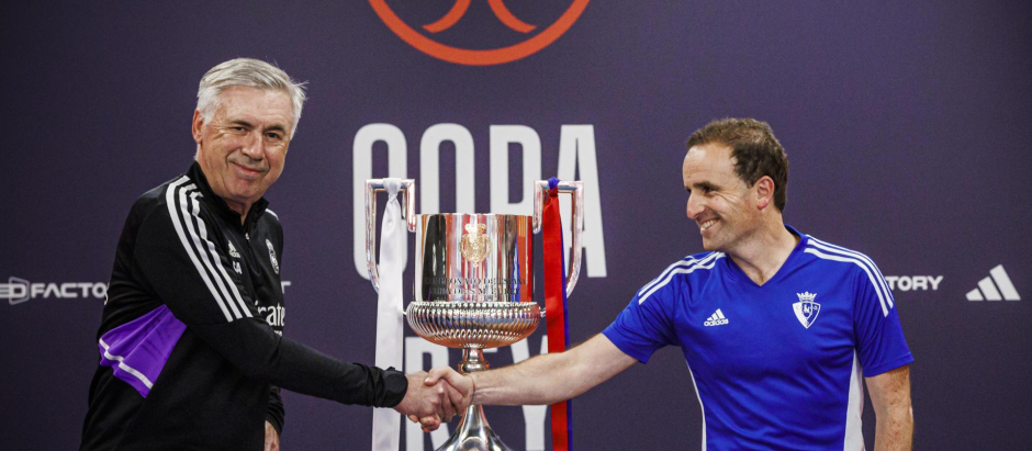 Carlo Ancelotti (i) y Jagoba Arrasate (d) se saludan ante el trofeo de Copa