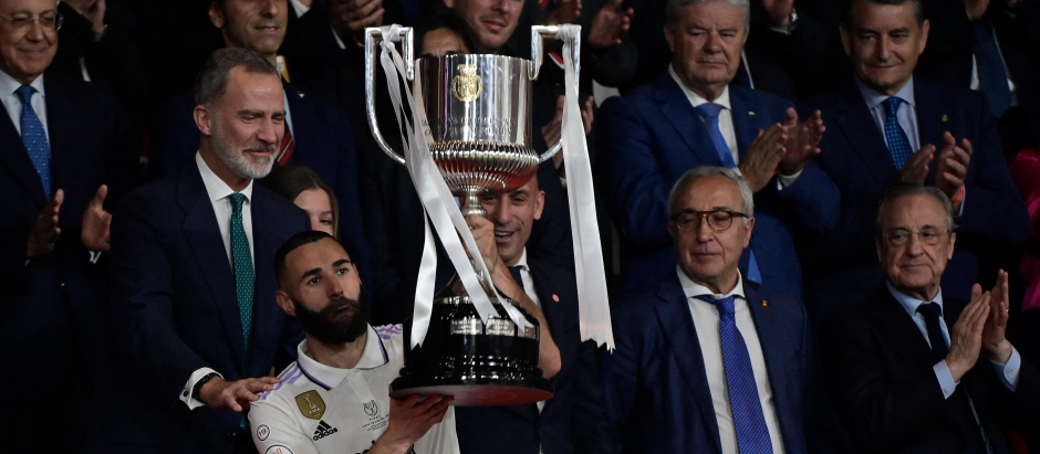 Benzema ha levantado la Copa del Rey tras recibirla de manos del Rey Felipe