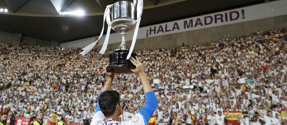 Los jugadores del Real Madrid han celebrado la Copa con los aficionados que han viajado a Sevilla
