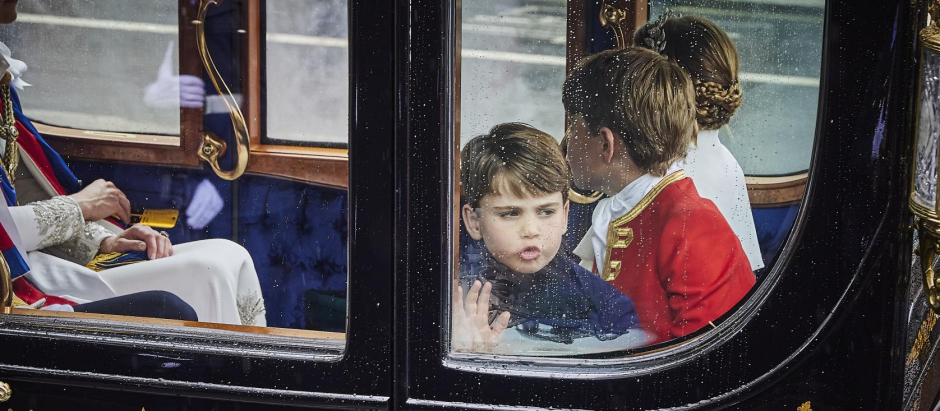 El Príncipe Luis saluda desde su carroza en el día de la Coronación