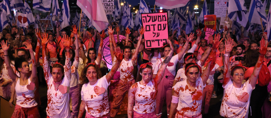 Los manifestantes se reúnen para protestar contra el proyecto de ley de reforma judicial del gobierno israelí, en Tel Aviv