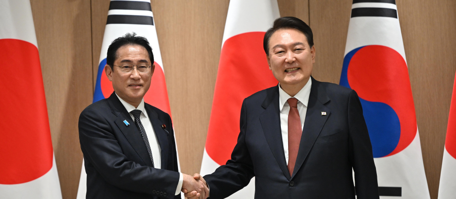El presidente de Corea del Sur, Yoon Suk Yeol, y el primer ministro japonés, Fumio Kishida