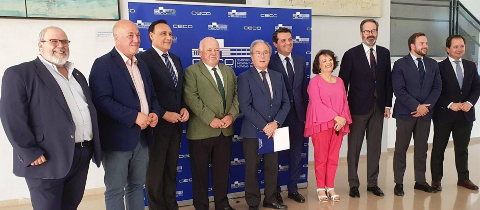 Foto de familia de los representantes empresariales e institucionales que respaldan la 'Alianza por el sector logístico' de Córdoba
