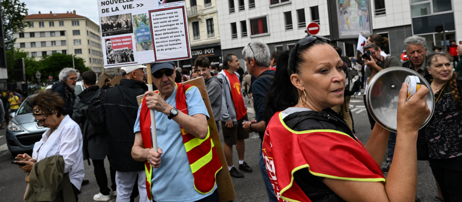 Una manifestación contra la reforma de pensiones tuvo lugar mientras Emmanuel Macron asistía a un evento en en Lyon
