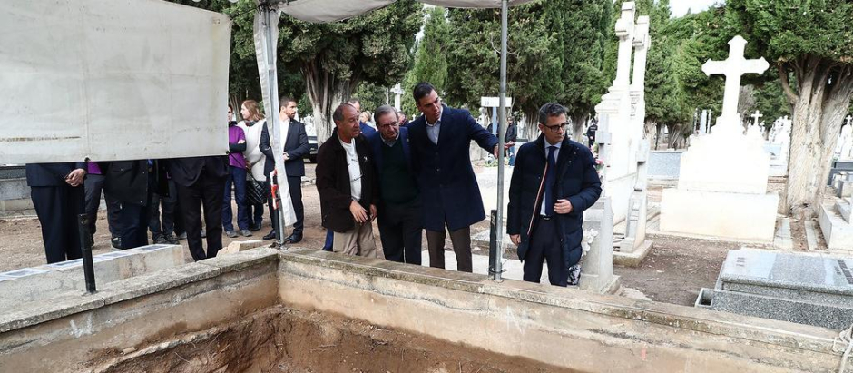 Pedro Sánchez visita una fosa común en el cementerio del Carmen de Valladolid