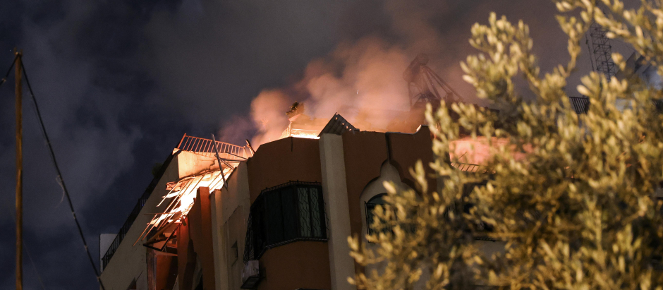 Un edificio en llamas tras bombardeos aéreos israelíes en Gaza