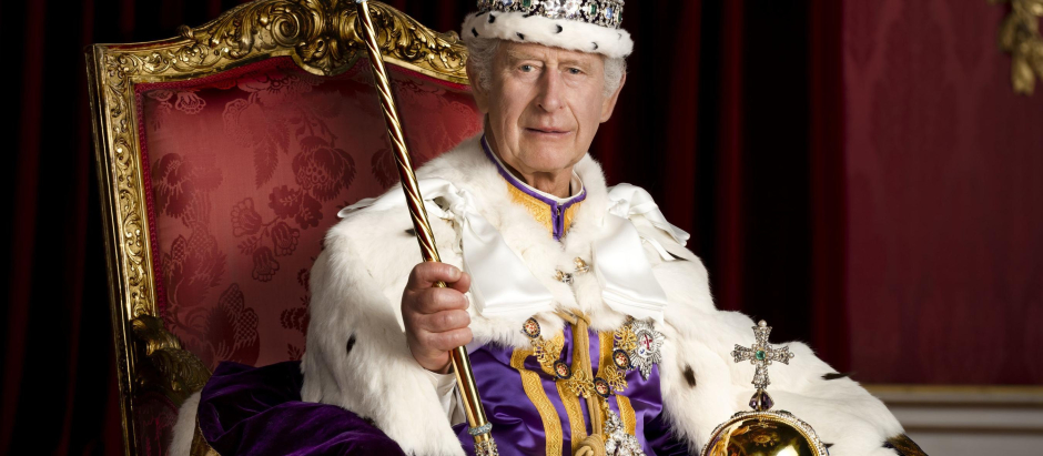Retrato oficial de la Coronación de Carlos III