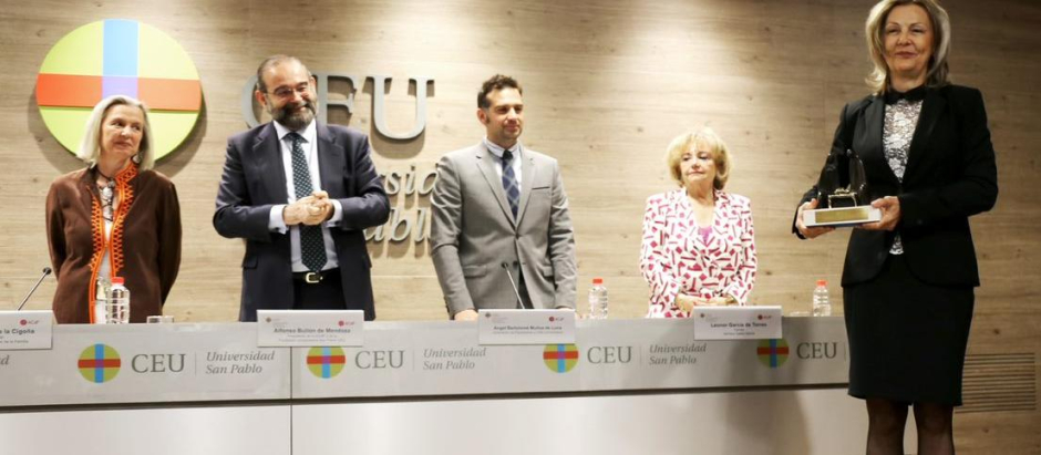 La embajadora de Hungría en España, Katalin Tóth, recoge el Premio CEU a la Defensa Pública de la Vida