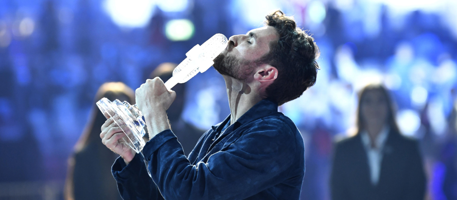 Duncan Laurence, ganador del Festival de Eurovisión 2019, con el micrófono de cristal