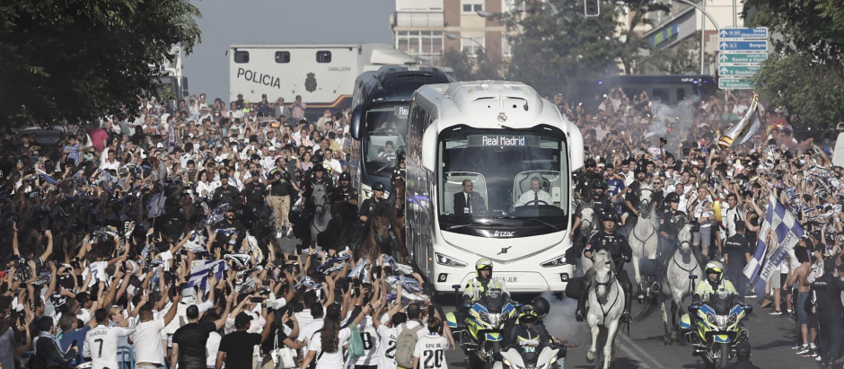 Aficionados del Real Madrid en los aledaños del Santiago Bernabéu