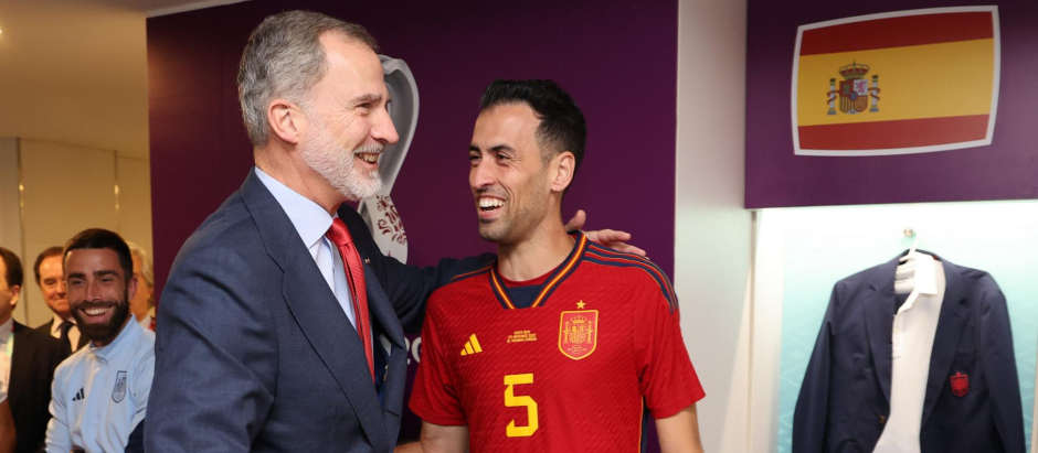 Busquets, que fue capitán de España en el último Mundial, junto al Rey Felipe