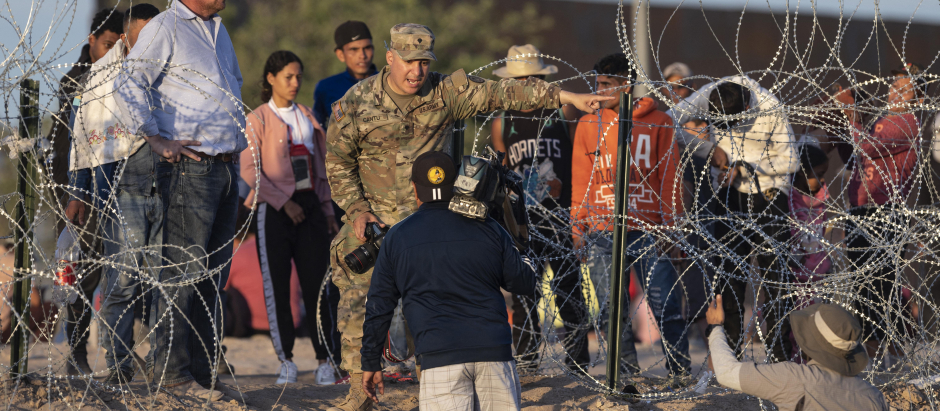 Un soldado de la Guardia Nacional de Texas controla el paso de inmigrantes en la frontera con México