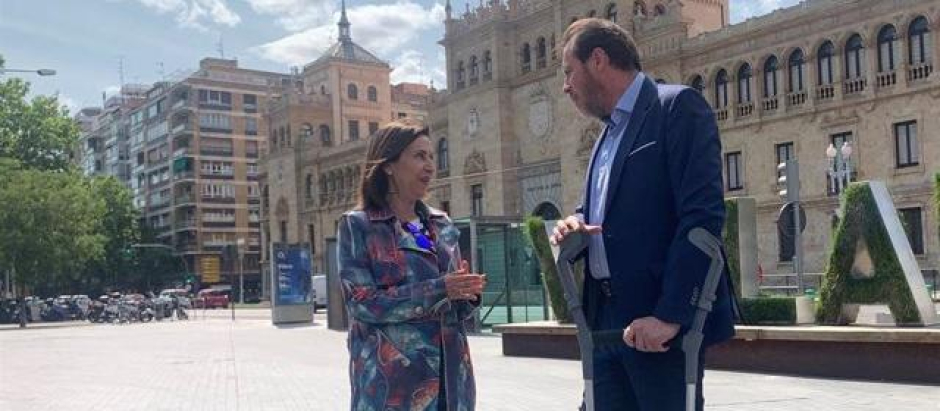 El candidato del PSOE a la Alcaldía de Valladolid, Óscar Puente (2-i), da un paseo por la ciudad con la ministra de Defensa, Margarita Robles