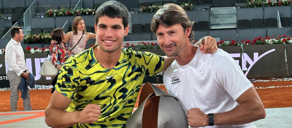 Juan Carlos Ferrero y Carlos Alcaraz con el título del Masters 1000 de Madrid 2023