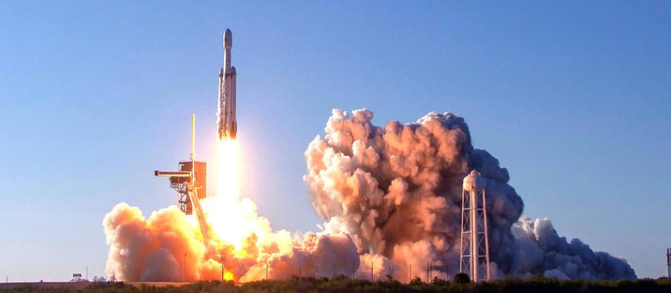 Un cohete de SpaceX despega desde el Centro Espacial Kennedy (Florida) en abril