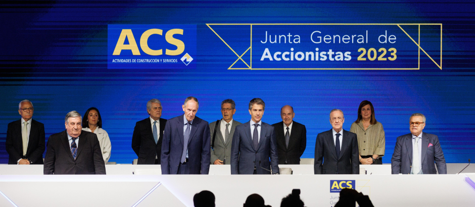 El presidente y el consejero delegado del grupo ACS,  Florentino Pérez (2d), y Juan Santamaría (3d),