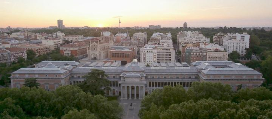 Vista aérea de Madrid tomada frente Museo Nacional del Prado al atardecer