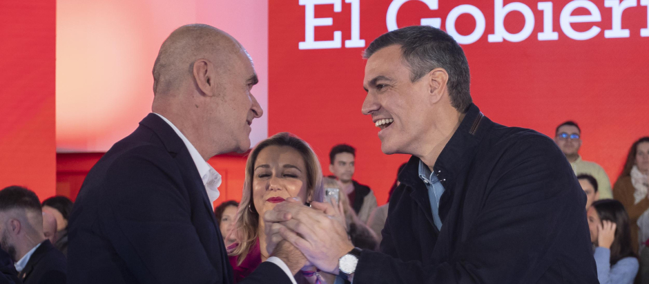 Antonio Muñoz y Pedro Sánchez, en el mitin del PSOE en Sevilla de enero