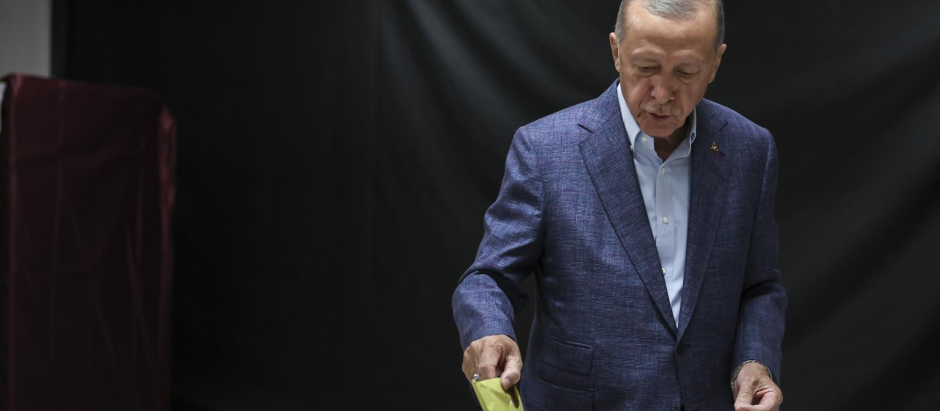 Istanbul (Turkey), 14/05/2023.- Turkish President Tayyip Erdogan casts a ballot at a polling station in Istanbul, Turkey, 14 May 2023. (Turquía, Estanbul) EFE/EPA/UMIT BEKTAS / POOL
