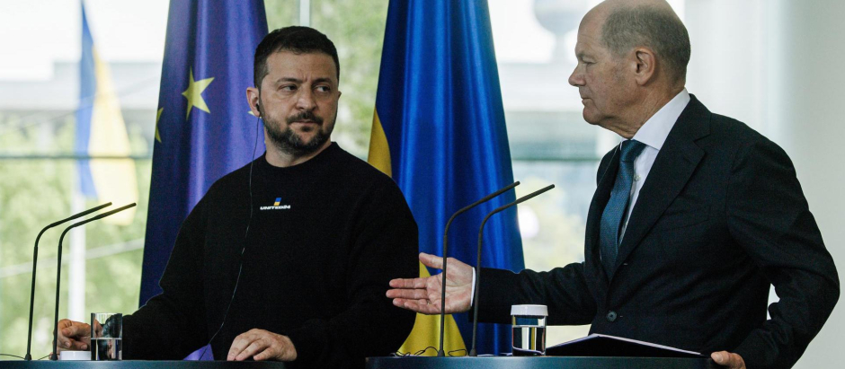 Berlin (Germany), 14/05/2023.- Ukrainian President Volodymyr Zelensky (2-R) and German Chancellor Olaf Scholz (R) address a joint press conference following their meeting at the Chancellery in Berlin, Germany, 14 May 2023. It is the first time Zelensky visits Germany since the start of the Russian invasion of Ukraine in February 2022. (Alemania, Rusia, Ucrania) EFE/EPA/CLEMENS BILAN