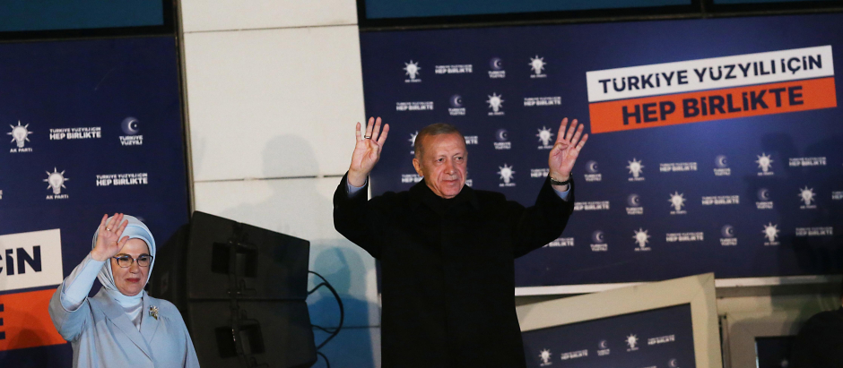 Ankara (Turkey), 15/05/2023.- Turkish President and presidential candidate Recep Tayyip Erdogan (R) waves to supporters at the Justice and Development Party (AKP) headquarters, in Ankara, Turkey, 15 May 2023, the day after simultaneous parliamentary and presidential elections. (Elecciones, Turquía) EFE/EPA/Necati Savas