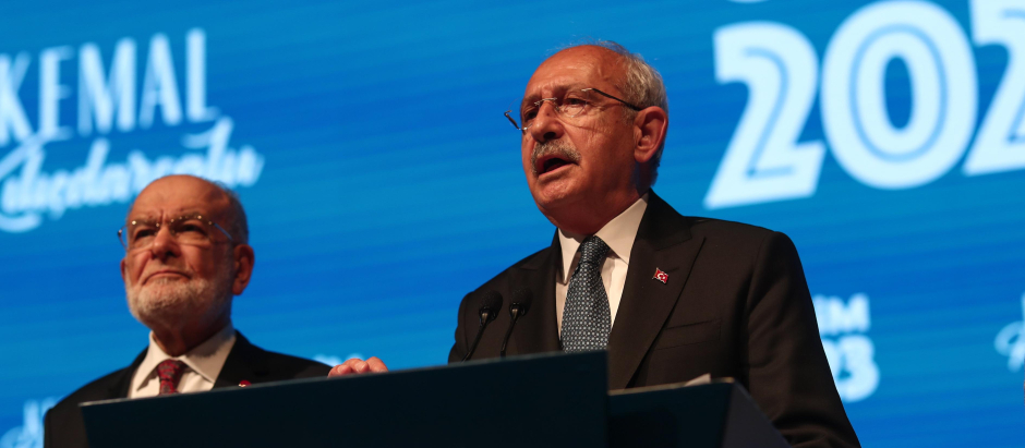 Ankara (Turkey), 14/05/2023.- Turkish presidential candidate Kemal Kilicdaroglu (R), leader of the opposition Republican People's Party (CHP), attends a press conference at CHP's headquarters, in Ankara, Turkey, 15 May 2023, as the country holds simultaneous parliamentary and presidential elections. (Elecciones, Turquía) EFE/EPA/SEDAT SUNA